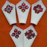 Ръчно бродирани копринени кърпички с български шевици, снимка 2 - Шалове - 40850283