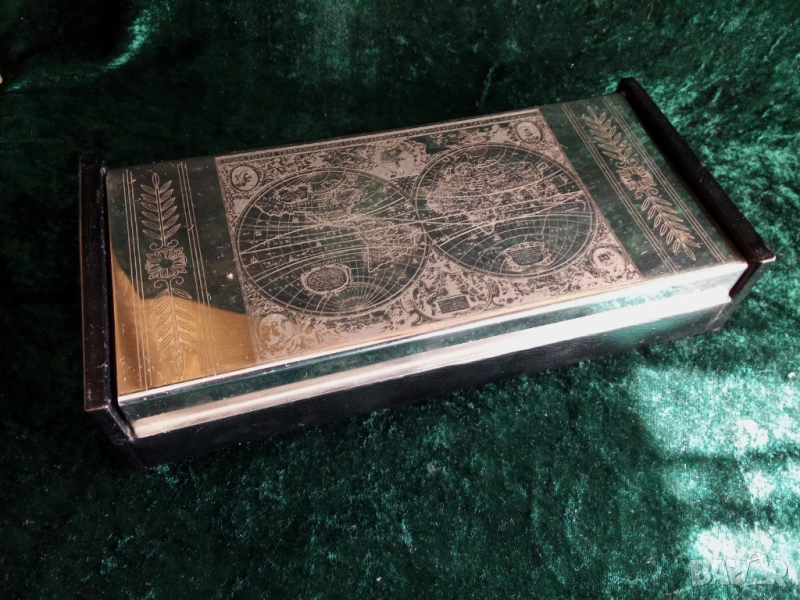 КУТИЯ * КОЖА * СТОМАНА * ГРАВИРАНЕ * КАРТА НА СВЕТА, снимка 1
