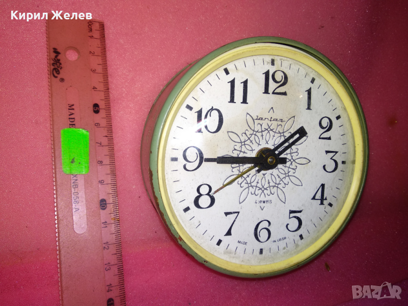 JANTAR MADE in USSR Стар КОЛЕКЦИОНЕРСКИ РУСКИ БУДИЛНИК МЕХАНИЧЕН НАСТОЛЕН ЧАСОВНИК ЯНТАР СССР 37644, снимка 1