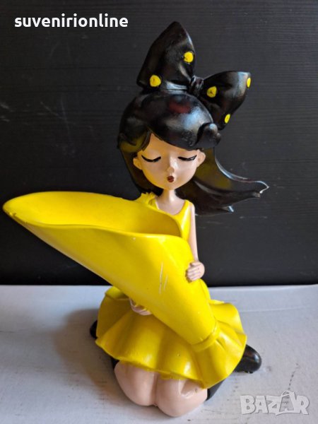 декоративна статуетка момиче вазичка за изкуствено цвете, снимка 1