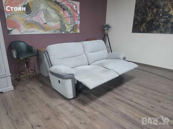 Сив диван от плат тройка La-z-boy с електрически релакс механизъм, снимка 6 - Дивани и мека мебел - 44701249