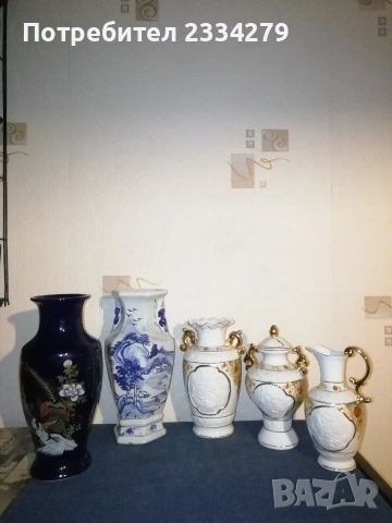 Порцеланови вази от различни години и различни държави. 