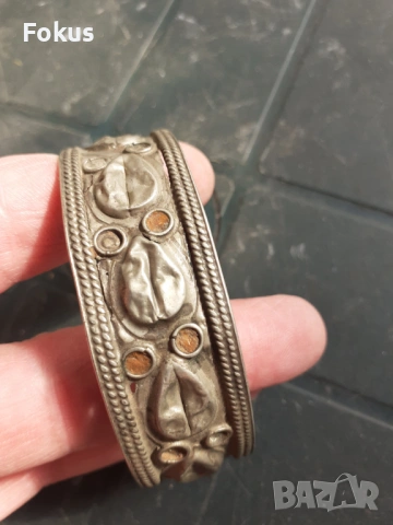 Стара дамска гривна - носия