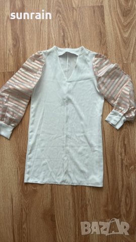 бяла рокля с интересни ръкави буфан