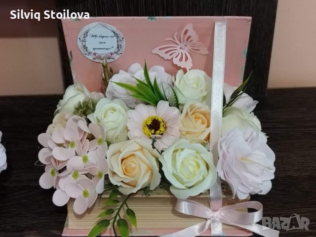 Кутия книга със тринайсет нежни сапунени цветя , снимка 2 - Подаръци за жени - 40950994