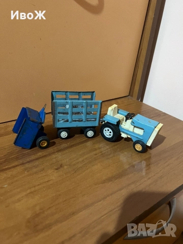 Стара играчка тракторче
