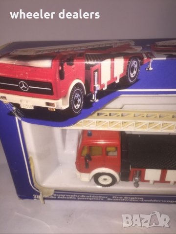 Метална количка SIKU 2819 1/55 Пожарна Mercedes 2819 със стълба, снимка 3 - Колекции - 35983040