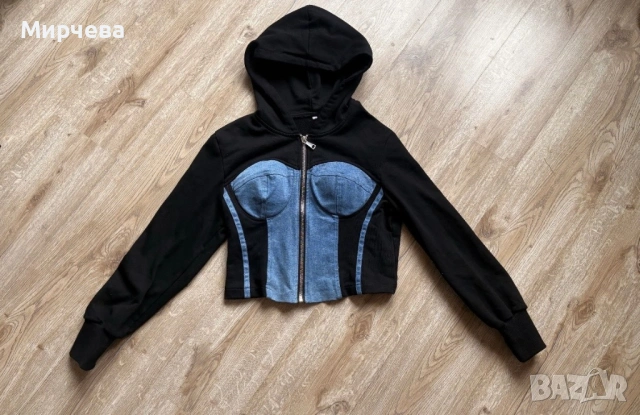 Къс дамски суичер – модерен, втален, с дънково съчетание дебел плат