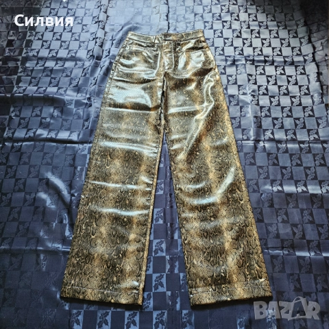 Чисто нов златист змийски лъскав кожен панталон "MNG", размер XS-S, снимка 2 - Панталони - 52409535