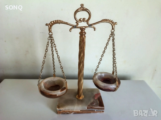 Страхотна Винтидж Везна