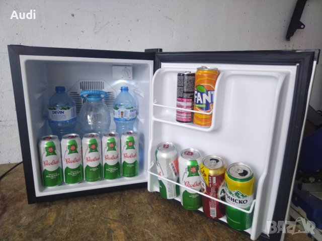 Мини бар / мини хладилник с терморегулатор / LED осветление  Обем: 38 литра Охлажда храна и напитки 