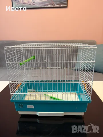Клетка за папагал оборудвана
