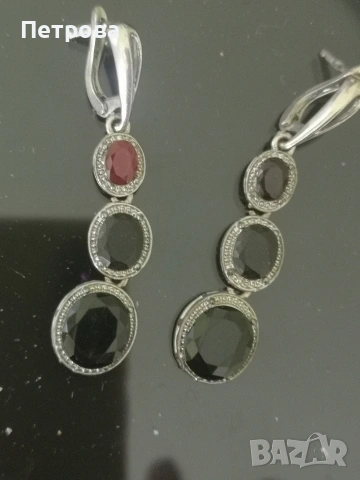 висящи сребърни обици. 