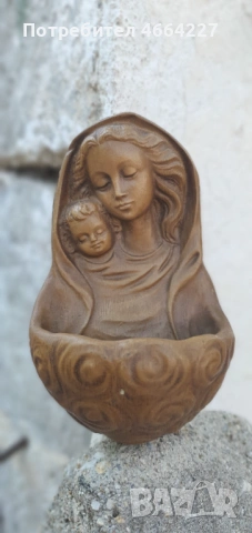 Стенен съд за светена вода с изображение на Дева Мария и Младенеца 