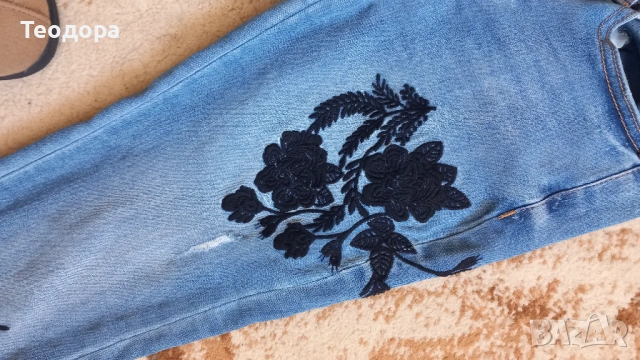 Дънки с бродерия, снимка 2 - Дънки - 53050848