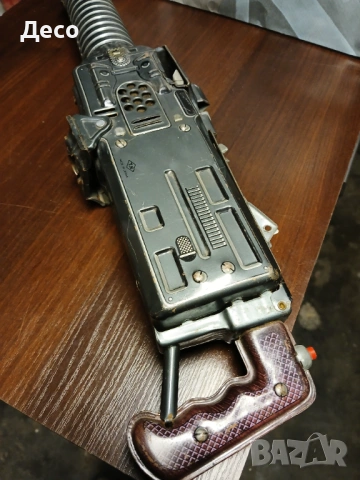 Стара японска ламаринена играчка картечница.