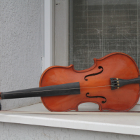 Цигулка Кремона с лък , снимка 1 - Струнни инструменти - 36134190