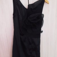 Продава малката черна рокля с цвете , снимка 1 - Рокли - 33933226