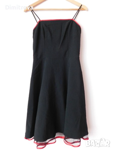 Стилна рокля в черно с червени акценти., снимка 1