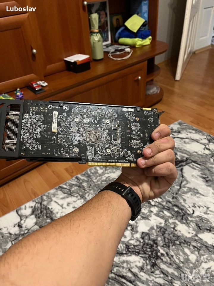 Продавам монитор + видеото карта амд r9 200 series 2gb подходяща е за леки игри монитора запазен , снимка 1