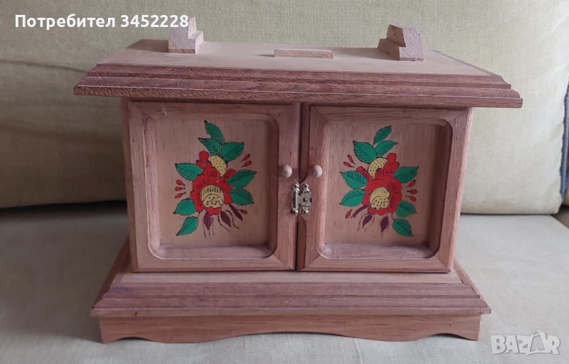 шкафче дървено масив за ценители отлично , снимка 1