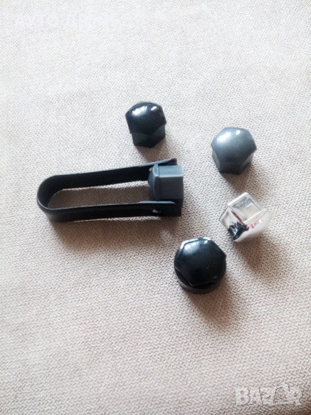 Пластмасова черна щипка за капачки за болтове на джанти на кола автомобил джип ван бус камион, снимка 1