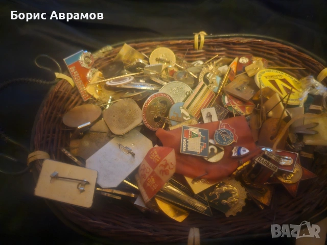 продавам околу 200- 300значки