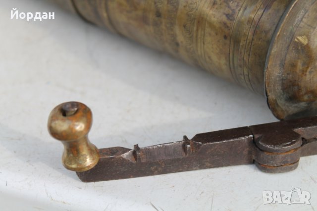 Стара бронзова мелачка за черен пипер , снимка 5 - Прибори за хранене, готвене и сервиране - 35700166