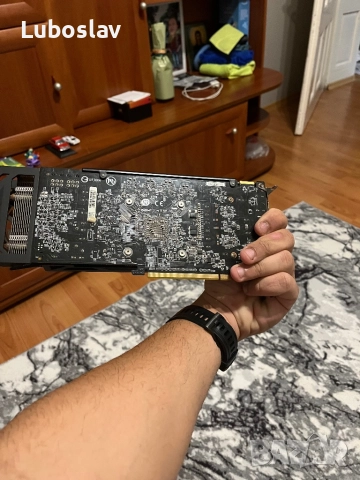 Продавам монитор + видеото карта амд r9 200 series 2gb подходяща е за леки игри монитора запазен 