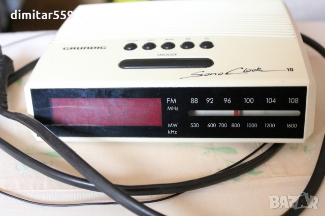 Радио часовник Grundig, снимка 1 - Друга електроника - 36043595