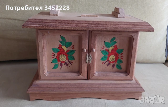 шкафче дървено масив за ценители отлично 