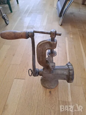 Ръчна руска месомелачка за мелене на месо за кайма, зеленчуци и др.