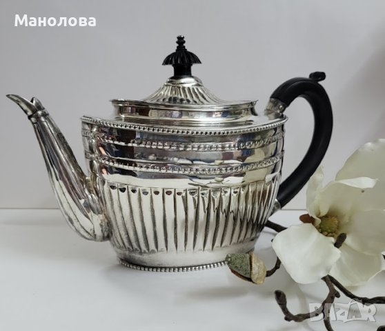 Посребрен чайник във Викториански стил Queen Anne.