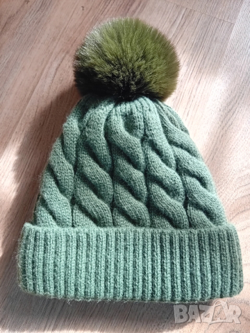 Нова зимна шапка с голям помопон