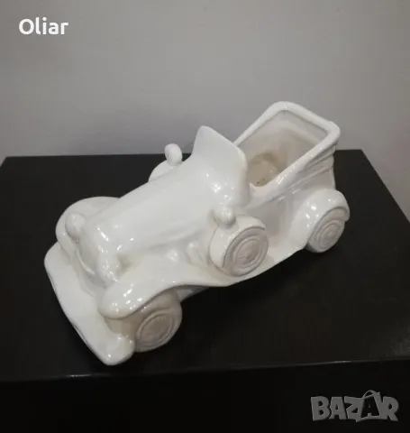 Много красива и различна ретро кола от керамика.