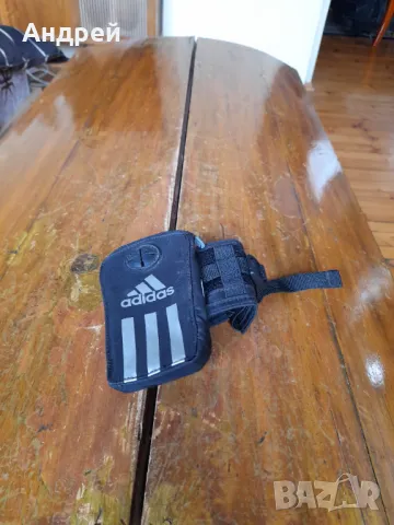 Стар телефонен калъф за ръка Adidas