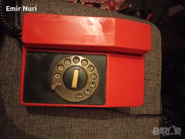 Продавам телефон от социализма червен цвят 