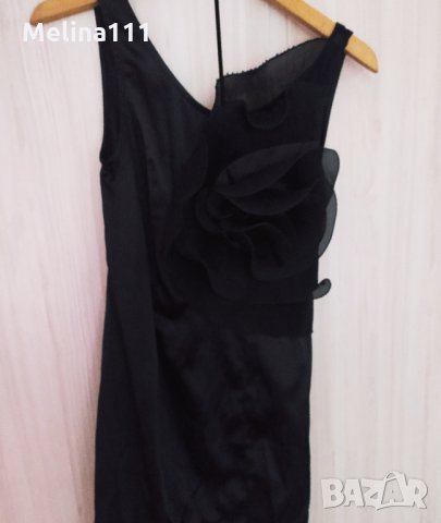 Продава малката черна рокля с цвете 