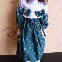 Порцеланова кукла със зелена рокля и панделки готина, снимка 3 - Кукли - 35709005