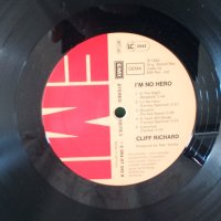 Cliff Richard – 1980 - I'm No Hero(EMI – F 667.641)(Pop Rock), снимка 5 - Грамофонни плочи - 44828284