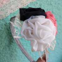 диадема с цветя в черно бяло сьомга / корал Диадема ръчна Изработка , снимка 2 - Аксесоари за коса - 41827200
