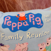 Плюшена възглавница Пепа Пиг - семейство Peppa Pig, снимка 1 - Спално бельо и завивки - 36202260