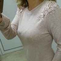 Блуза от много фино и еластично плетиво с дантела и перлички на раменете, снимка 5 - Блузи с дълъг ръкав и пуловери - 41847858