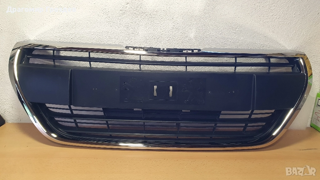 Оригинална радиаторна решетка (маска) за Peugeot 208 I Facelift / Пежо 208 (2016-2019), снимка 1