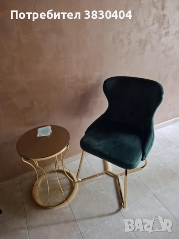 Красива златиста нова масичка за кафе