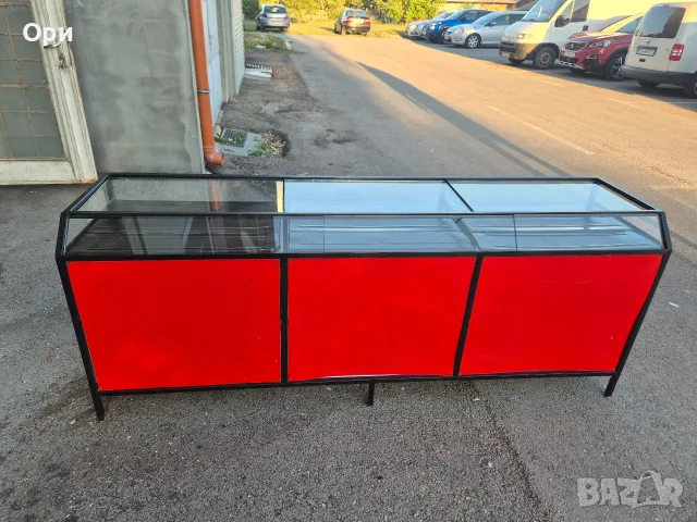 Метална търговска витрина