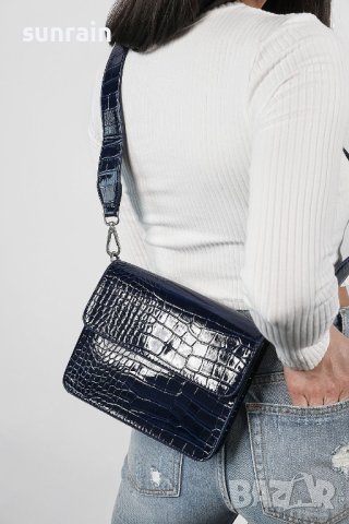 дамска маркова чанта Cayman Shiny Strap Bag Baby Blue Hvisk Bags  , снимка 3 - Чанти - 42470189