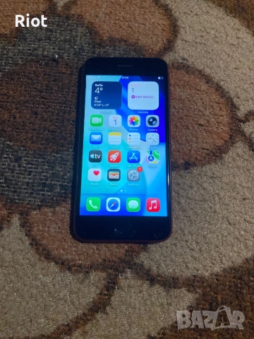 Продавам iPhone SE 2020г