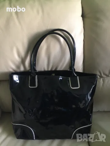 Дамска черна лачена чанта, марка ESTEE LAUDER ,едно отделение с вътрешен джоб, затваряне с магнитно , снимка 3 - Чанти - 49634259