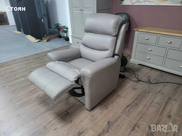 Сив кожен фотьойл за възрастни хора с ел. релакс механизъм La-z-boy, снимка 2 - Дивани и мека мебел - 44605844